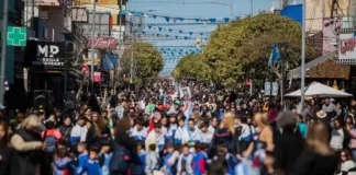 Cosquín celebra sus 87 años como ciudad con desfile y música en la Próspero Molina