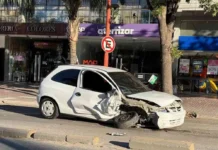 Un joven conductor resultó herido tras chocar contra un árbol en el centro de Villa Carlos Paz