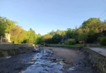 Verano en Tanti: el municipio prepara sus balnearios con trabajos de mantenimiento