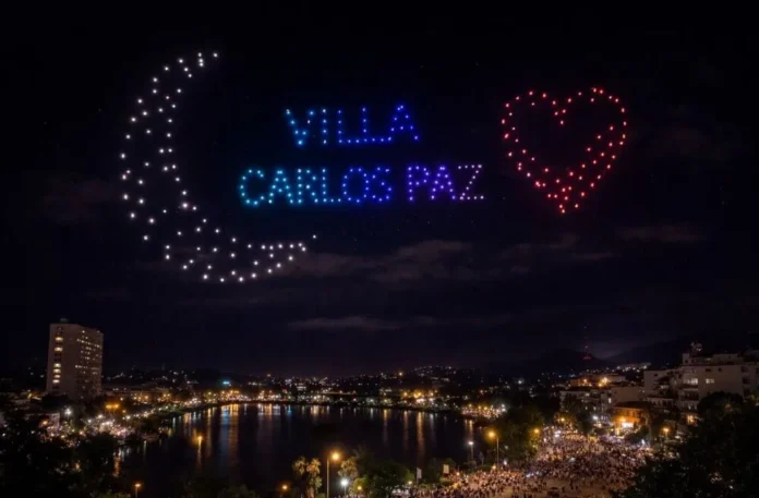 Villa Carlos Paz despide febrero con un show de 140 drones sobre el Puente Carena