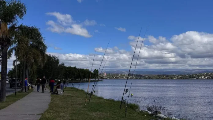 Pesca en la costanera de Villa Carlos Paz