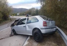 Barrio Costa Azul: un auto chocó contra un guardarraíl y sus tres ocupantes fueron trasladados al Sayago