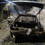 Barrio El Fantasio: despertó por un ruido y vio su auto en llamas