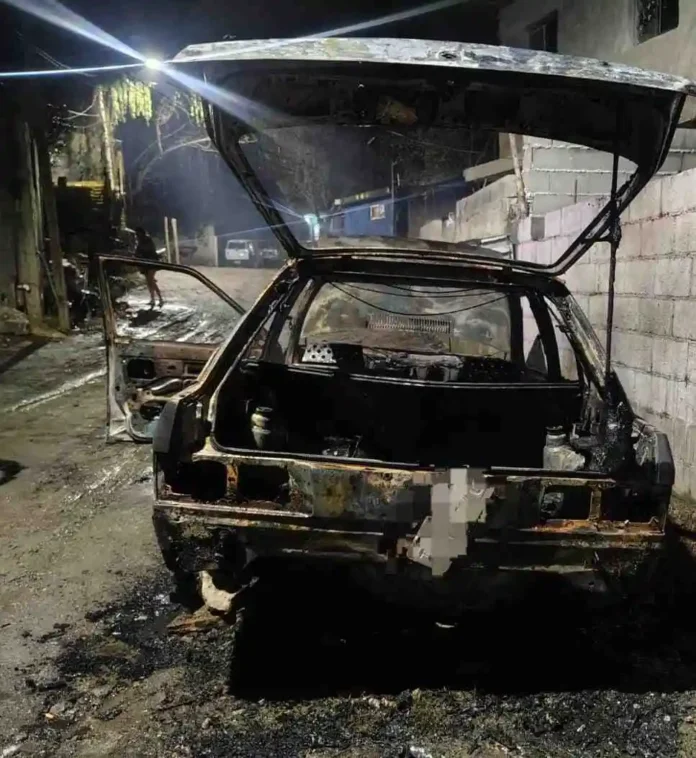 Auto incendiado en El Fantasio
