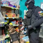 Usaba un kiosco como pantalla para vender drogas: dos detenidos en un operativo de la FPA en Cosquín