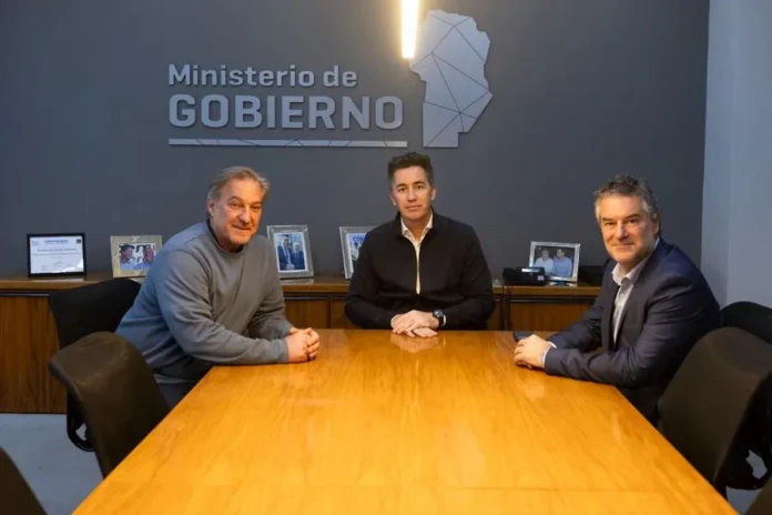 Manuel Calvo y Augusto Pastore con el intendente de Cruz del Eje Luciano Vrancic
