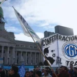 La CGT y las CTA marcharon junto a los jubilados y activaron un nuevo plan de protesta