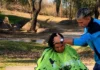 Jero y Axel, los hermanos que llevan cortes de pelo gratuitos a las plazas de Villa Carlos Paz