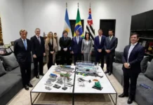 Milei fue condecorado en San Pablo y acompañó el lanzamiento presidencial de Flávio Bolsonaro