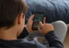 Seis de cada diez chicos de tercer grado ya tienen celular propio