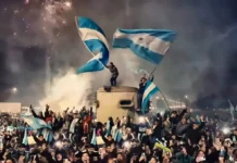 La selección argentina regresó al país y recibió el afecto de los hinchas en Ezeiza