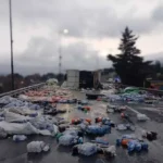 Un camión cargado con bebidas volcó en el ingreso a Villa Carlos Paz