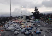 Un camión cargado con bebidas volcó en el ingreso a Villa Carlos Paz