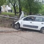 Perdió el control, chocó contra un árbol y una vivienda y fue hospitalizada en Villa Carlos Paz