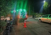 Chocaron un auto y una moto en Villa Carlos Paz y un joven fue trasladado al Hospital Sayago