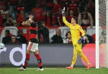 Estudiantes resistió con diez, Muslera atajó tres penales y lo llevó a la final de la Libertadores
