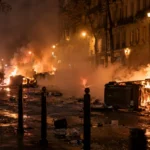 Francia enfrenta una ola de disturbios: más de 2.400 detenidos y toques de queda parciales para frenar la violencia