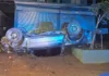 Perdió el control, chocó contra un poste y tres pilares y terminó volcado en Villa Carlos Paz
