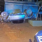 Perdió el control, chocó contra un poste y tres pilares y terminó volcado en Villa Carlos Paz