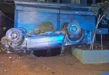 Perdió el control, chocó contra un poste y tres pilares y terminó volcado en Villa Carlos Paz